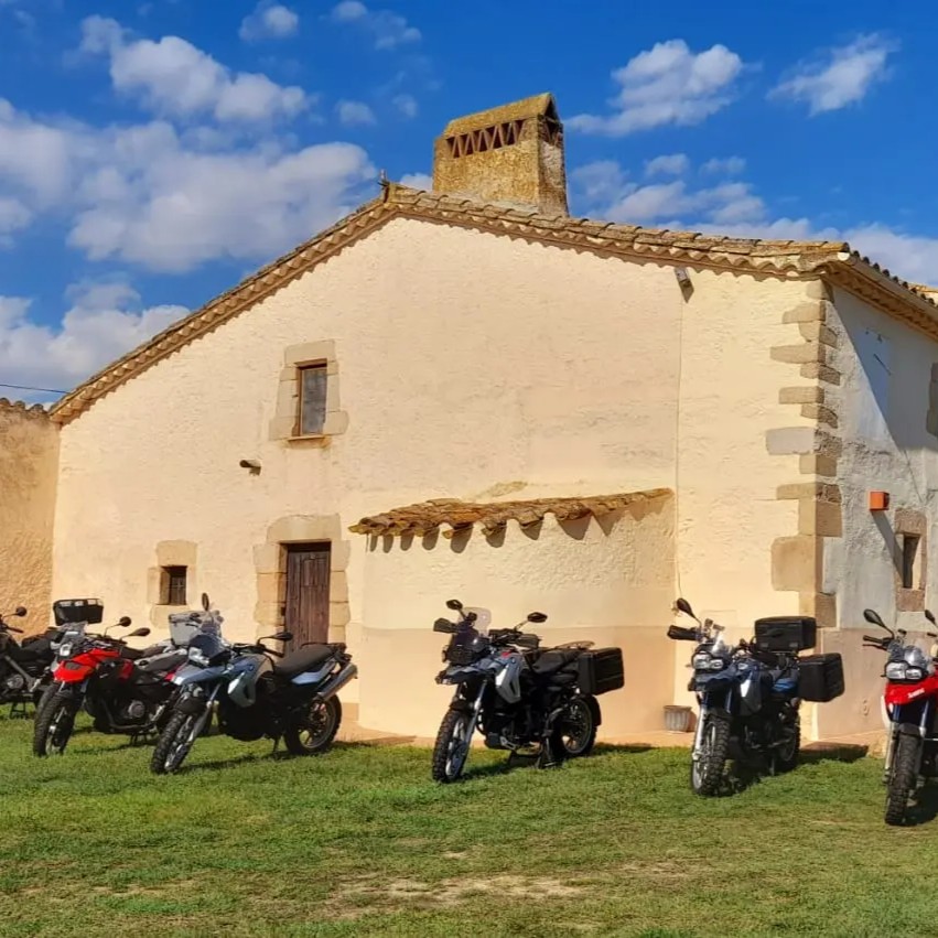 Finka mit Motorrädern