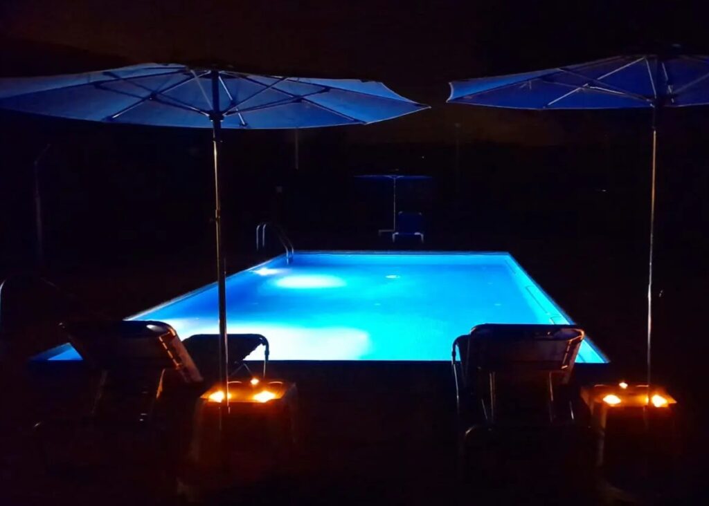 Pool bei Nacht