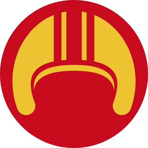 Gelber Motorradhelm vor rotem Hintergrund